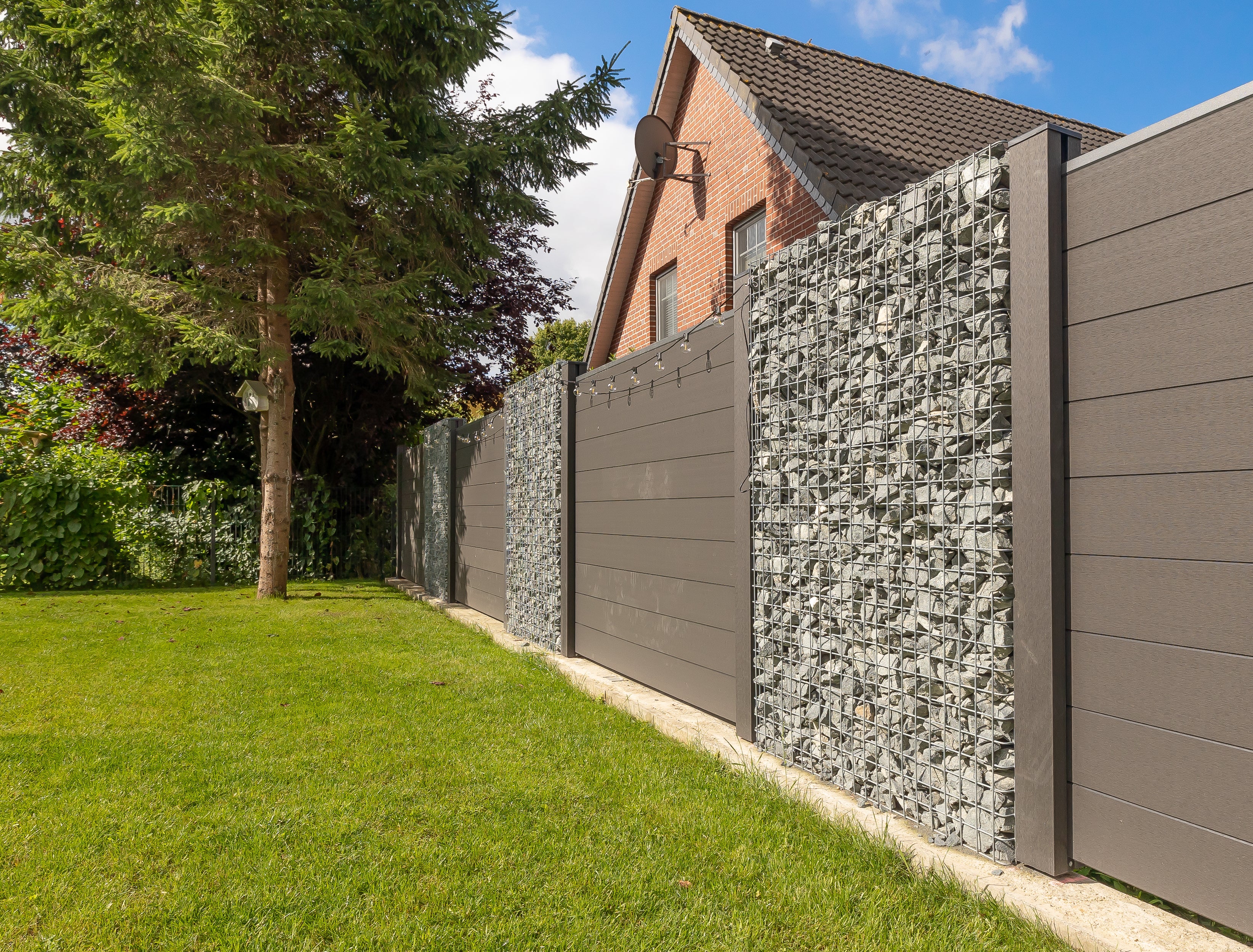 Gabiona stone-filled gabion wall