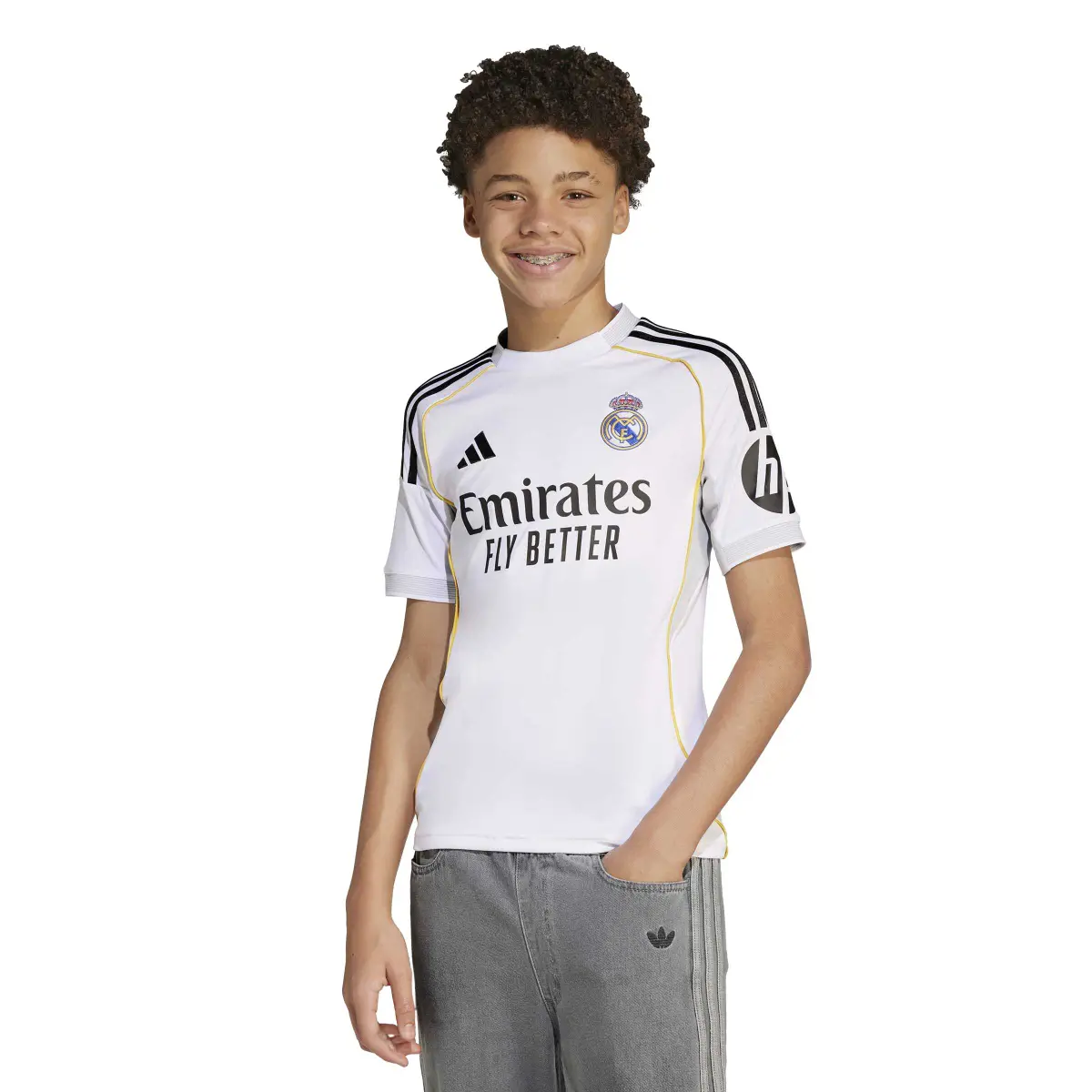 Child wearing a football replica shirt sold by Sneakids DE