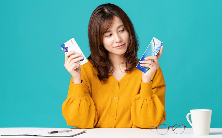 Daily and monthly contact lenses compared at Lenstore