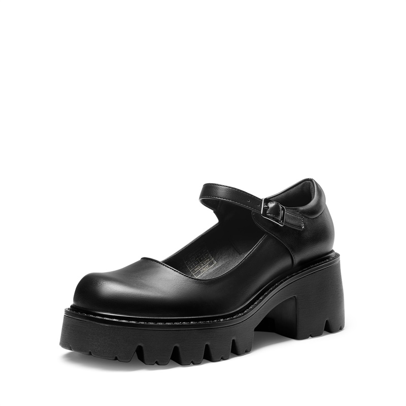 Y2K Style Built for People Who Actually Need to Walk in It