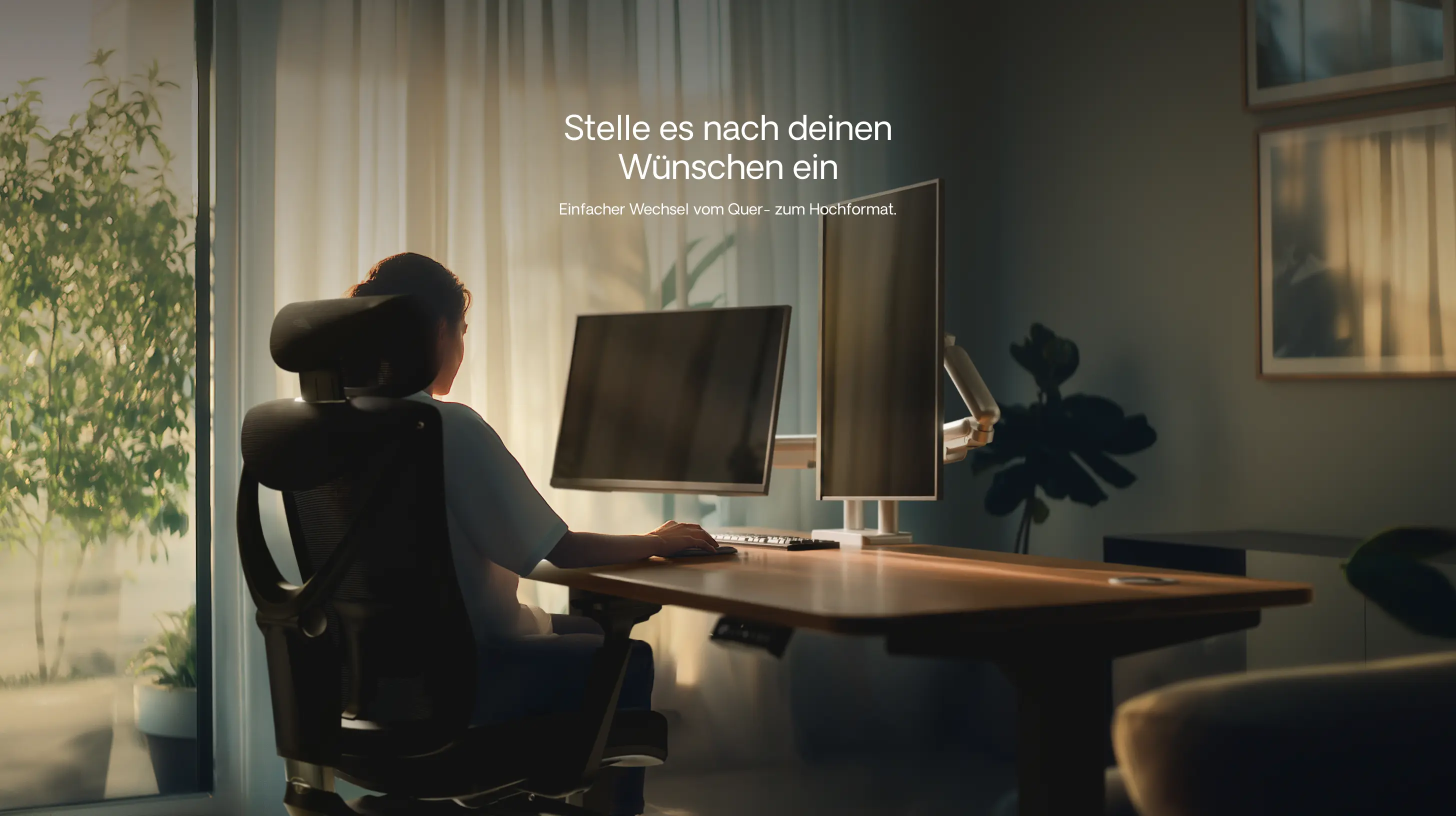 Desktronic Dual-Monitor-Arm auf einem Schreibtisch