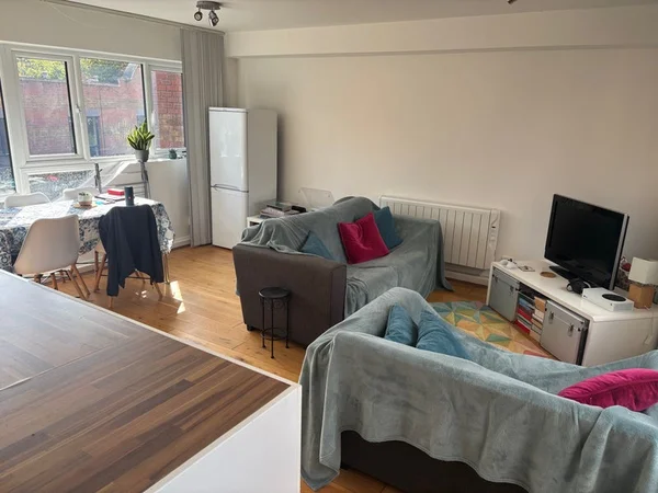Illustrative Greater London rental room listed on Rentaroof